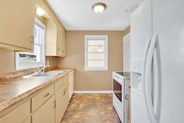 35 Sherwood St, Chicopee, MA 01013