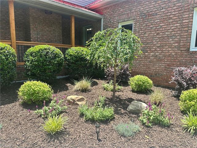 3190 Macbrandon Lane, Pfafftown, NC 27040