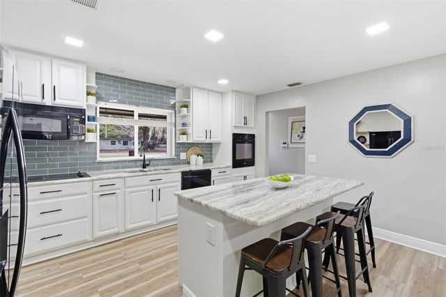 124 LAKE MOLLY AVENUE, Deland, FL 32724