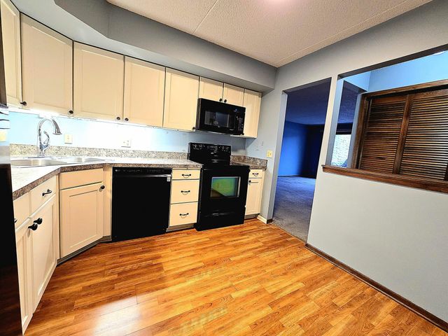 2455 Londin Lane E 117, Maplewood, MN 55119