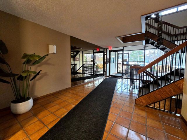 2455 Londin Lane E 117, Maplewood, MN 55119