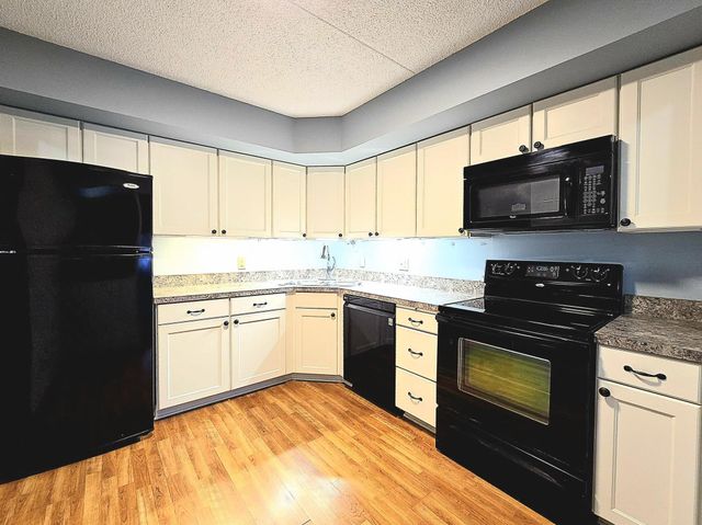 2455 Londin Lane E 117, Maplewood, MN 55119