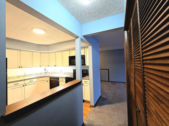 2455 Londin Lane E 117, Maplewood, MN 55119