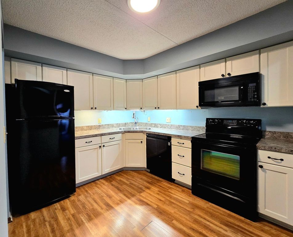 2455 Londin Lane E 117, Maplewood, MN 55119