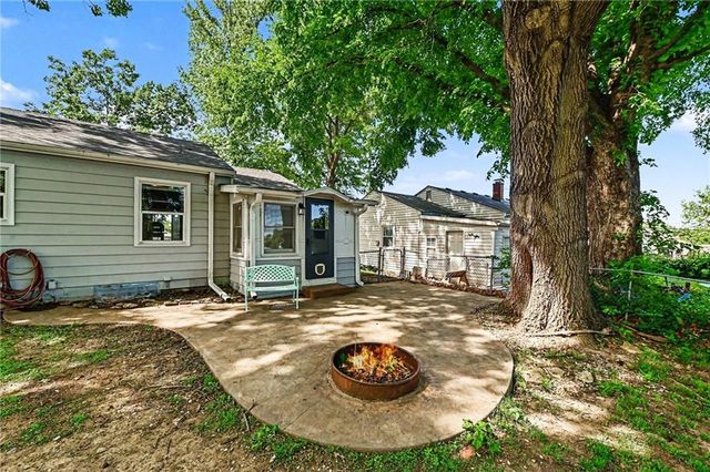 30 S Village Drive, Liberty, MO 64068