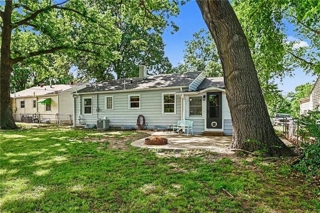 30 S Village Drive, Liberty, MO 64068