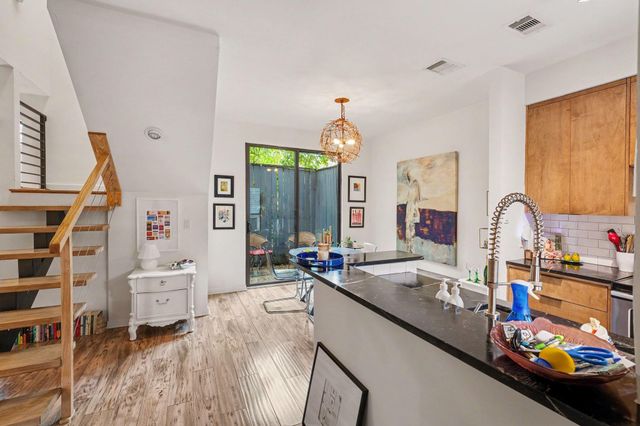 2100 Commonwealth Street M, Houston, TX 77006