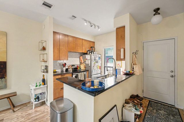 2100 Commonwealth Street M, Houston, TX 77006
