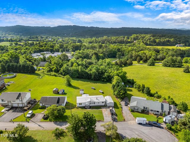 753 North Country Lane, Kodak, TN 37764