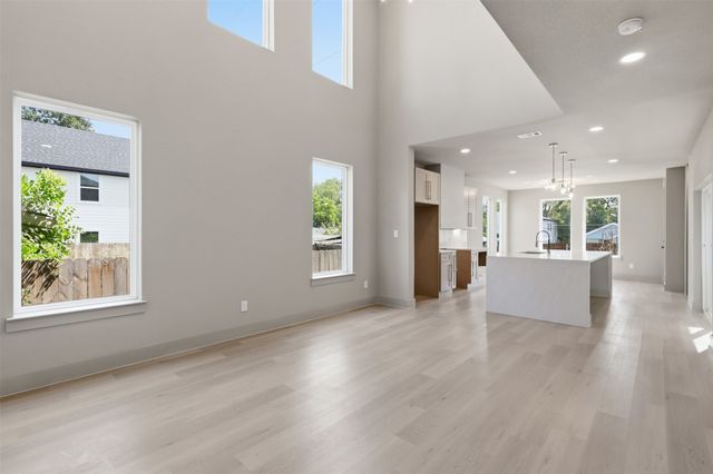 340 N Moore Street, Dallas, TX 75203