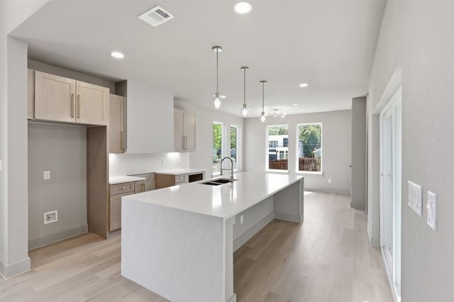 340 N Moore Street, Dallas, TX 75203