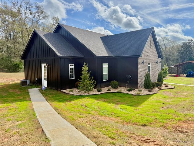 1890 N Co Rd 61, Hartford, AL 36344