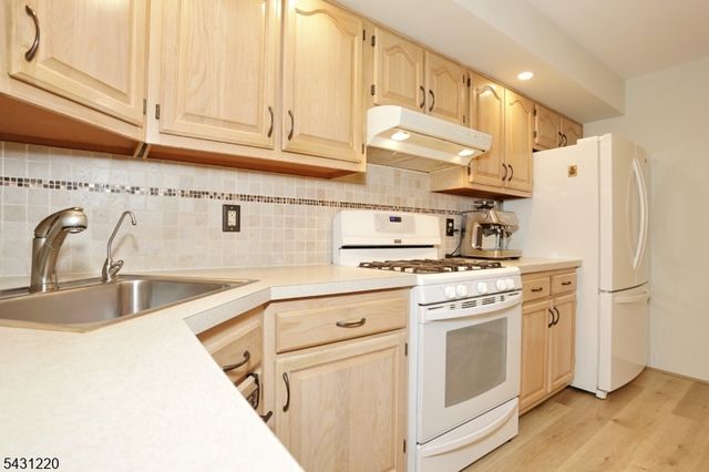 3 Brookside Hts, Wanaque Boro, NJ 07465