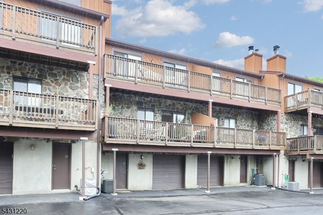 3 Brookside Hts, Wanaque Boro, NJ 07465