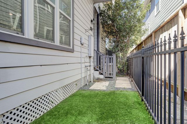 1530 W 25th Street A, Houston, TX 77008