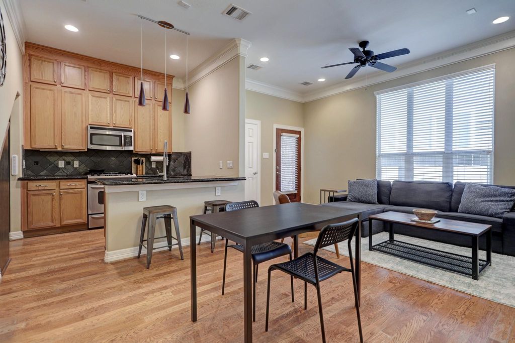 1530 W 25th Street A, Houston, TX 77008