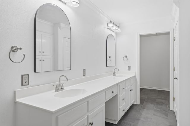 3075 E Lake Drive, Gladewater, TX 75647