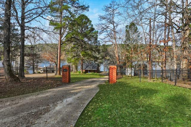 3075 E Lake Drive, Gladewater, TX 75647