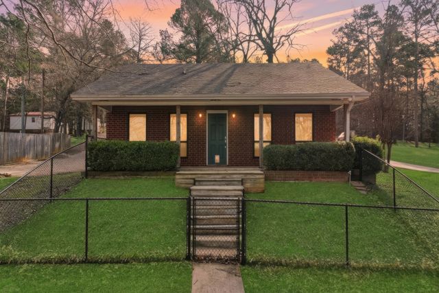 3075 E Lake Drive, Gladewater, TX 75647