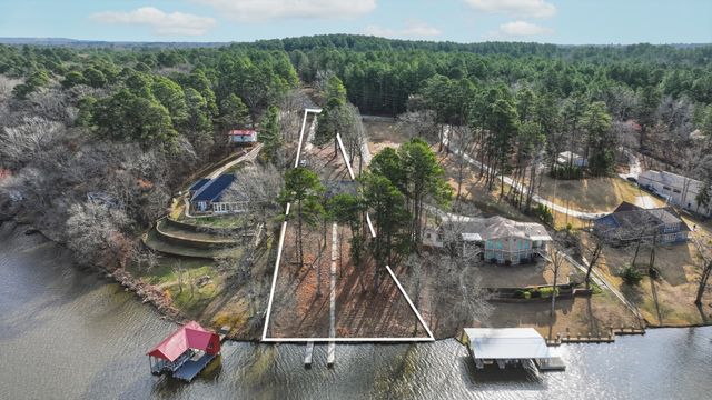 3075 E Lake Drive, Gladewater, TX 75647