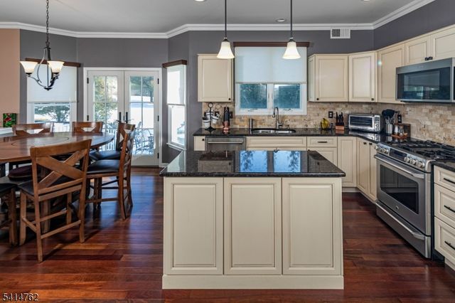 1 Interlachen Ct, Montgomery Twp., NJ 08558