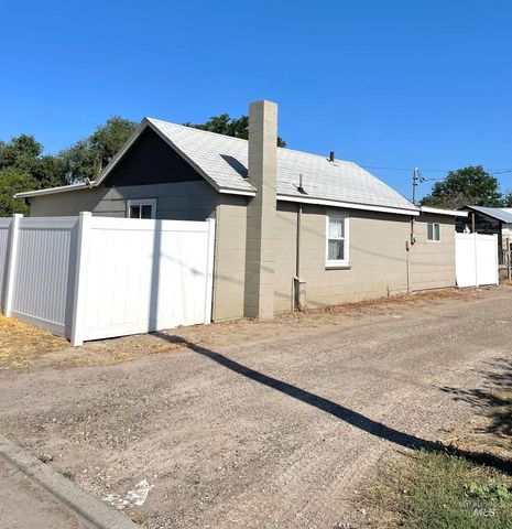 898 SE 3rd Street, Ontario, OR 97914
