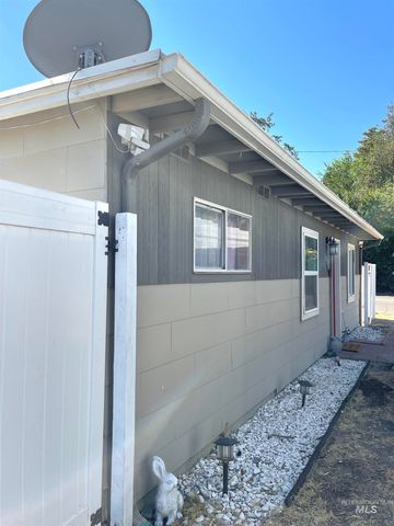 898 SE 3rd Street, Ontario, OR 97914