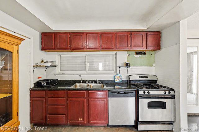 2174 Middlebelt Road, West Bloomfield Charter Township, MI 48324
