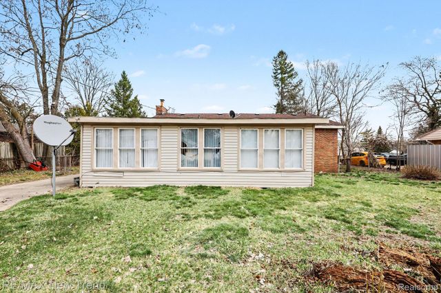 2174 Middlebelt Road, West Bloomfield Charter Township, MI 48324