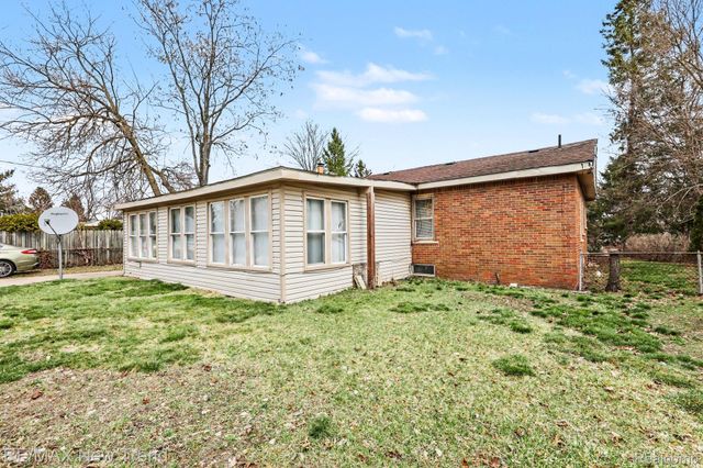 2174 Middlebelt Road, West Bloomfield Charter Township, MI 48324