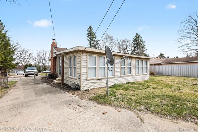 2174 Middlebelt Road, West Bloomfield Charter Township, MI 48324