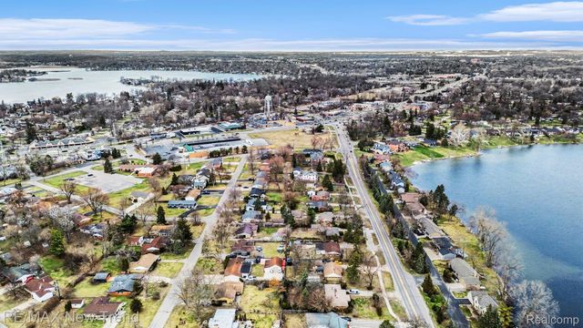 2174 Middlebelt Road, West Bloomfield Charter Township, MI 48324