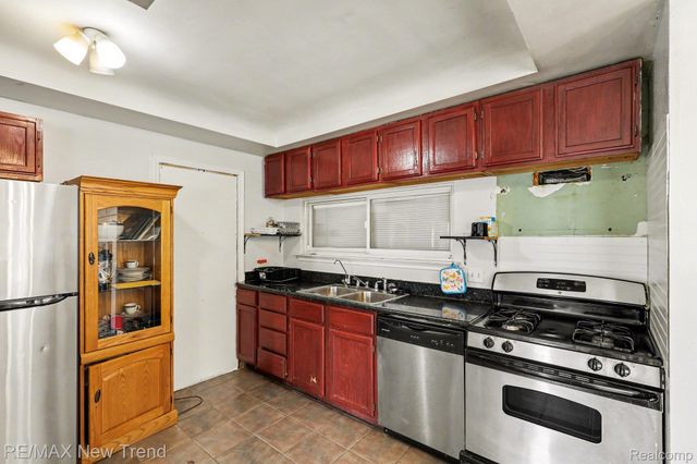 2174 Middlebelt Road, West Bloomfield Charter Township, MI 48324
