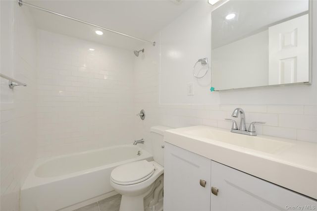 3 Duryea Place 1D, Lynbrook, NY 11563