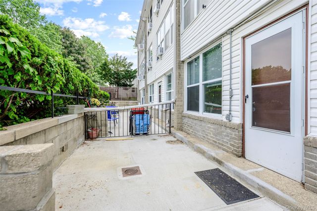 3 Duryea Place 1D, Lynbrook, NY 11563