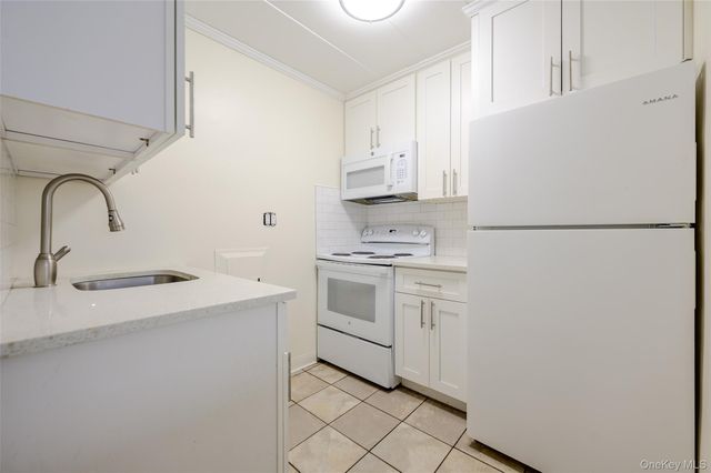 3 Duryea Place 1D, Lynbrook, NY 11563
