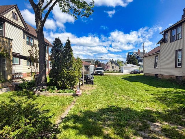 818 Milwaukee AVENUE, South Milwaukee, WI 53172