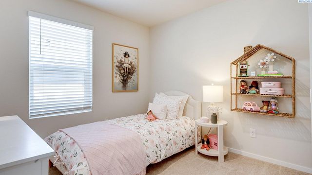 6439 Polar Dr, Pasco, WA 99301