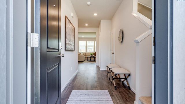 6439 Polar Dr, Pasco, WA 99301