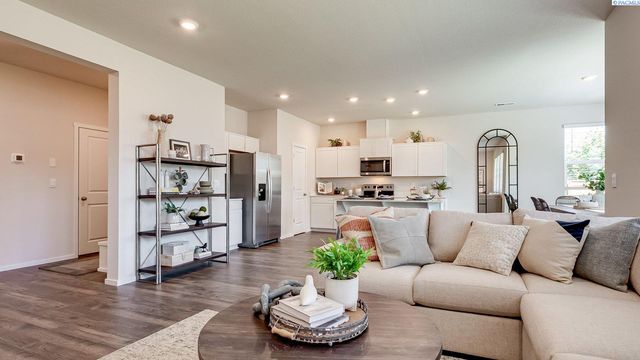 6439 Polar Dr, Pasco, WA 99301