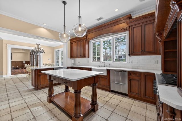 220 Elderfields Road, Manhasset, NY 11030