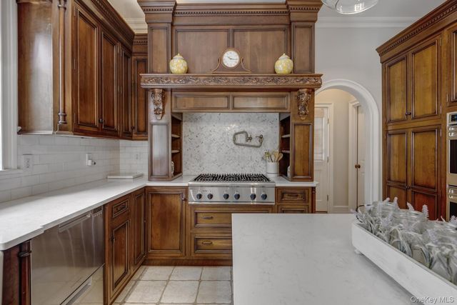 220 Elderfields Road, Manhasset, NY 11030