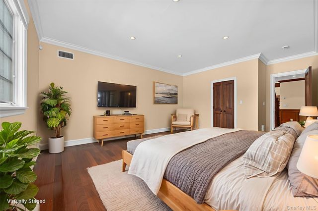 220 Elderfields Road, Manhasset, NY 11030