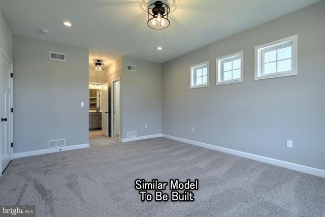 3227 OXFORD RD, New Oxford, PA 17350