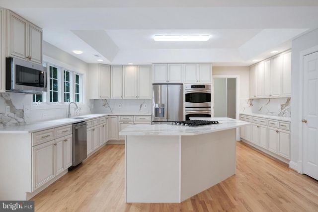 9395 WOLF TRAP CREEK CT, Great Falls, VA 22066