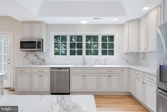9395 WOLF TRAP CREEK CT, Great Falls, VA 22066