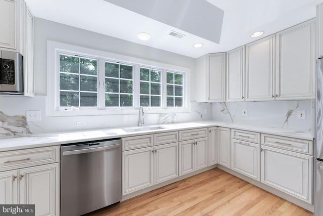 9395 WOLF TRAP CREEK CT, Great Falls, VA 22066