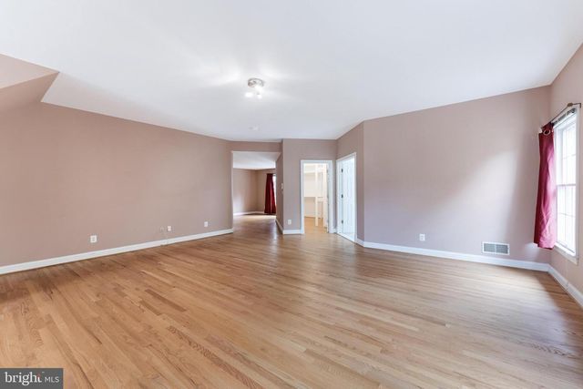 9395 WOLF TRAP CREEK CT, Great Falls, VA 22066