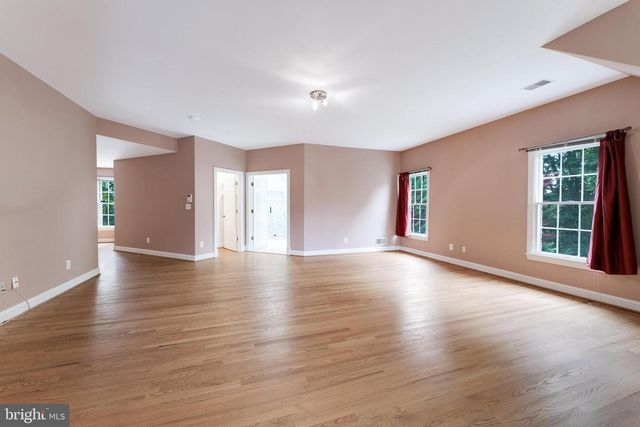 9395 WOLF TRAP CREEK CT, Great Falls, VA 22066