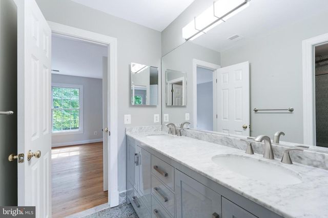 9395 WOLF TRAP CREEK CT, Great Falls, VA 22066